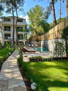 Бассейн в Esmahan Forest and Pool by Zehra Suites или поблизости