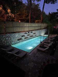 Бассейн в Esmahan Forest and Pool by Zehra Suites или поблизости
