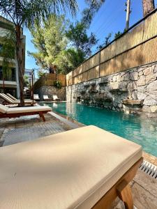 Бассейн в Esmahan Forest and Pool by Zehra Suites или поблизости
