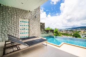 Villa mit einem Pool und einem Balkon in der Unterkunft patong villa2：四卧泳池别墅/两个海景房/近班赞酒吧街 in Patong Beach