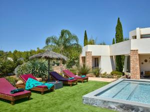 The swimming pool at or close to Can Do It