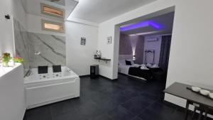 A bathroom at Broken column