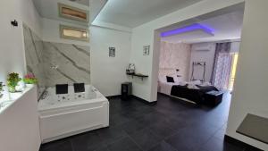 A bed or beds in a room at Broken column