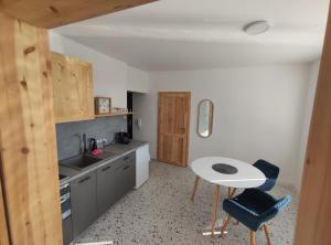 Kuchyňa alebo kuchynka v ubytovaní sky apartment