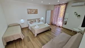 A bed or beds in a room at Broken column
