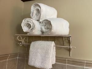 un montón de toallas en un toallero en el baño en Casa Lidia - Antigua Posada Real, en Valderrobres