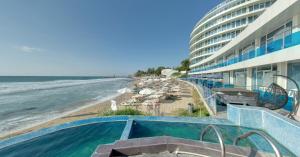 un complexe avec une piscine et une plage dans l'établissement SPA Hotel Sirius Beach, à Saints Constantine et Helena