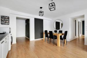 a dining room with a table and black chairs at Superb apartment in the heart of the 2nd arrond of Paris 8P3B in Paris