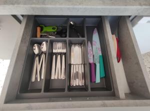 un cajón lleno de utensilios en un cajón en sky apartment, en Prievidza