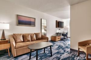 uma sala de estar com um sofá e uma mesa em Fairfield Inn & Suites by Marriott Yakima em Yakima