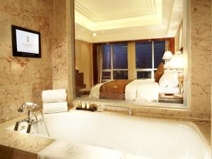 Katil atau katil-katil dalam bilik di Optics Valley Kingdom Plaza Wuhan