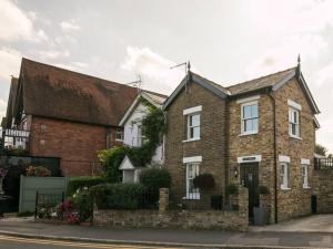uma casa de tijolos na esquina de uma rua em Gorgeous House near Windsor & River Thames em Datchet