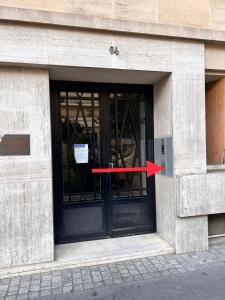 una freccia rossa su una porta di un edificio di Stade de France 6 pers a Saint-Denis