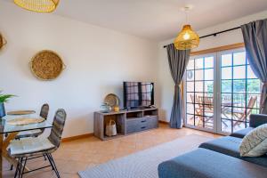 una sala de estar con un sofá y una mesa en Arcos d'Alvor, en Alvor