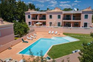 een luchtzicht op een groot huis met een zwembad bij Arcos d'Alvor in Alvor