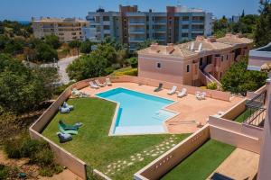 Una vista aérea de una casa con piscina y césped. en Arcos d'Alvor, en Alvor