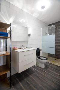 Koupelna v ubytování 1A - Chambres et Appartements au calme - Centre St Denis - Barachois + 30 fotografií