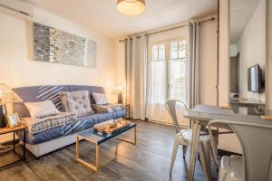 聖丹尼斯的住宿－1A - Chambres et Appartements au calme - Centre St Denis - Barachois，客厅配有沙发和桌子