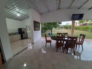 a kitchen and dining room with a table and chairs at Casa de campo para 10 personas in Ibagué
