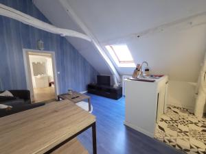 Televízia a/alebo spoločenská miestnosť v ubytovaní Logement 2 pièces Au Relais Normand