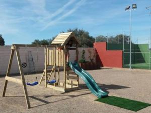 Un parque infantil con un tobogán y una estructura de juego. en LOS MENTIDEROS CASA RURAL, en Arenas de San Juan