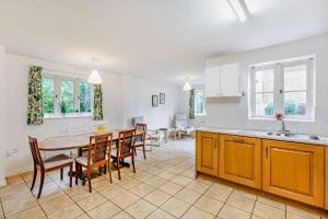 cocina y comedor con mesa y sillas en Tall Trees. Luxury North Cotswold cottage, en Banbury