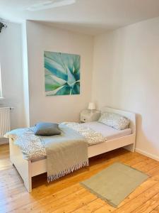 a bedroom with a bed and a painting on the wall at Altbauvilla im Herzen von Lorsch in Lorsch