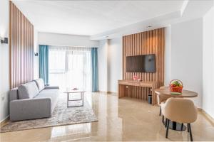 uma sala de estar com um sofá e uma mesa em Pyramisa Hotel Apartments no Dubai
