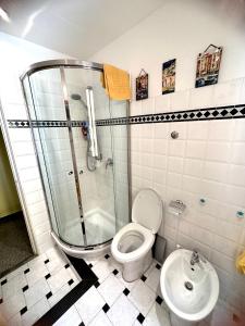 een badkamer met een douche, een toilet en een wastafel bij Notti magiche a Santa Margherita ligure in Santa Margherita Ligure