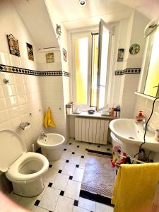 a bathroom with a toilet and a tub and a sink at Notti magiche a Santa Margherita ligure in Santa Margherita Ligure