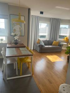 詹塔尔Apartament Jantar 2的客厅里有一张桌子和一张沙发