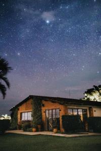 una casa di notte con un cielo stellato di Casa do Valle - Hotel Boutique a Chapada dos Guimarães