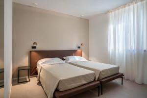 - une chambre avec 2 lits et une fenêtre dans l'établissement Appartamento Midum Family Balcony, à Trente