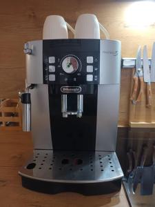 een koffiezetapparaat bovenop een tafel bij L'annexe 