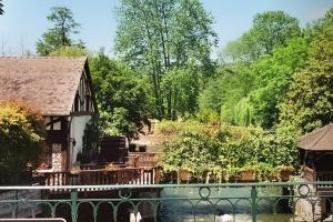 L'annexe : منزل به سياج أخضر بجوار حديقة