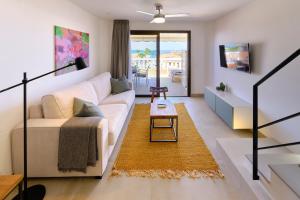 sala de estar con sofá blanco y mesa en Home2Book Modern Design Seaview Apt, Pool&Terrace en Playa de las Américas