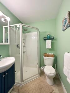 Ванна кімната в Upstairs @ The Homestead Oceanfront Suites