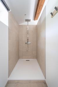 a bathroom with a shower with white walls at La Bastide Blanche Magnifique villa 5 étoiles 5 chambres et piscine privée sur 6500 m VAR in Lorgues