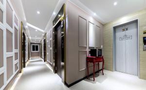 a hallway with a door and a red table at Hotel Cheese Ulsan Samsan in Ulsan