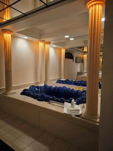 uma fila de almofadas azuis num quarto com colunas em Loop Inn Motel em Avenel