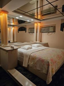 1 dormitorio con 1 cama grande en una habitación en Loop Inn Motel, en Avenel