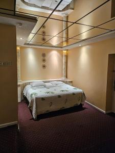 een slaapkamer met een bed in een kamer bij Loop Inn Motel in Avenel