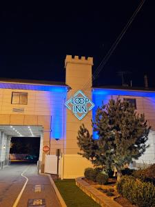 een gebouw met een bord waarop staat "loco inn" bij Loop Inn Motel in Avenel