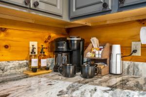 eine Küchentheke mit Kaffeemaschine, Töpfen und Pfannen in der Unterkunft Bear Bottom Cabin in Gatlinburg