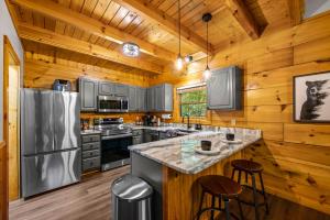 eine Küche mit Holzwänden und einer Holzdecke in der Unterkunft Bear Bottom Cabin in Gatlinburg