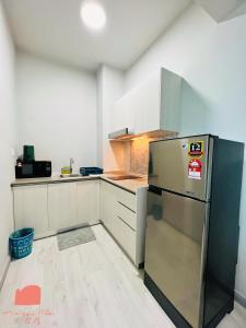 Maison life 小居屋 Jesselton Quay CityPads的厨房或小厨房