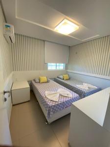 um quarto com duas camas num quarto em Riviera Beach Place em Aquiraz