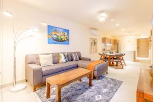 Posezení v ubytování Santamar by Tao Beach Condos with Pool & Walk to Ocean