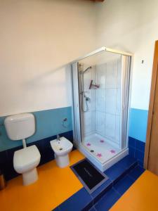 a toy bathroom with a toilet and a shower at Assisi il Panorama in Petrignano