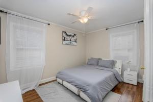 um quarto com uma cama e uma ventoinha de tecto em Minutes away from Downtown area em Charlotte